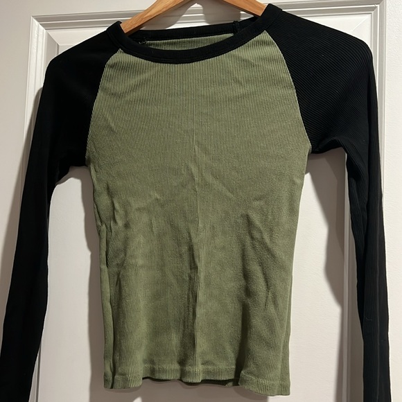 Brandy Melville long sleeve shirts one size EUC - Picture 2 of 5